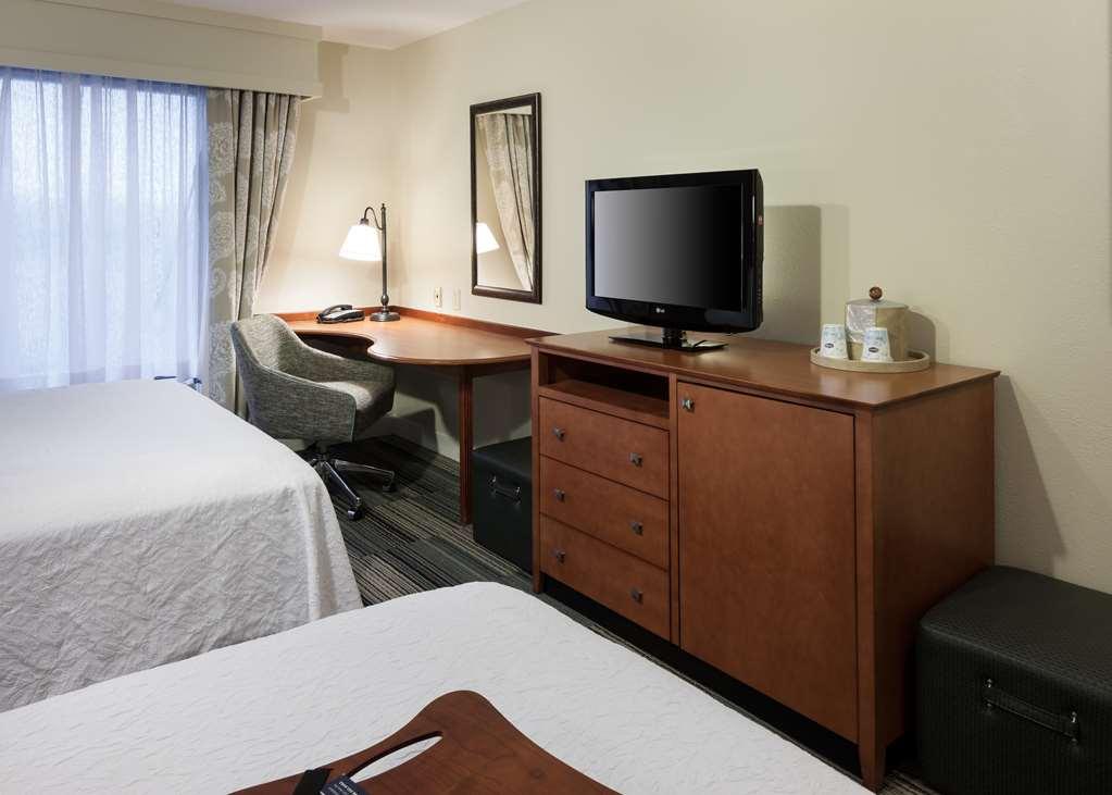 Hampton Inn & Suites Davenport Room photo